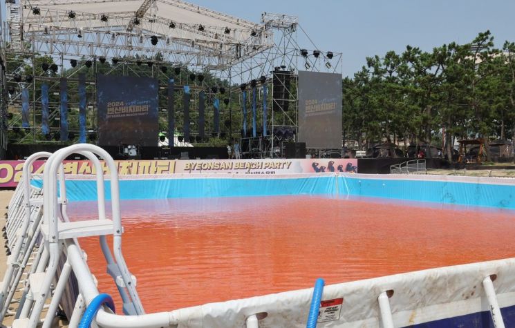 텅 빈 비치파티 무대 앞 대형 풀장 [사진출처=연합뉴스]