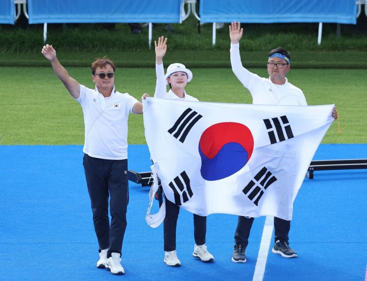 "금빛 화살" 양궁 임시현·김우진 혼성전 우승…올림픽 '2관왕' 등극[파리올림픽]