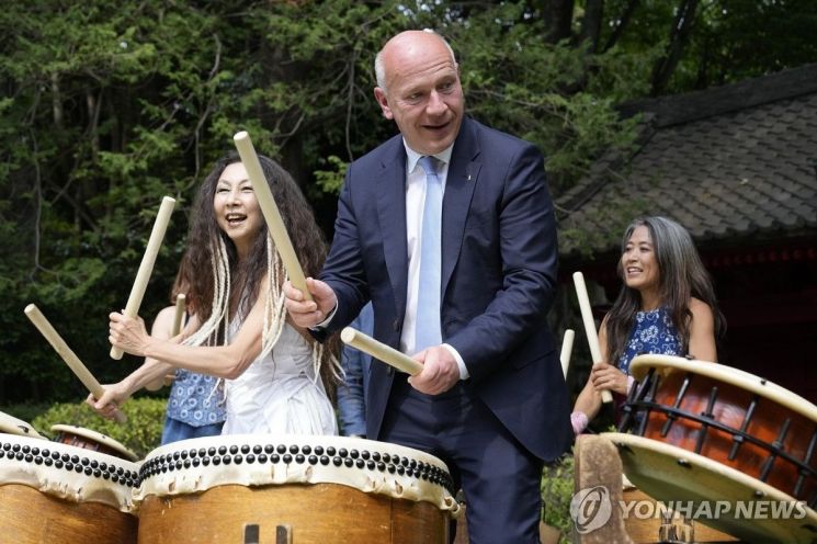 일본 전통 북 치는 카이 베그너 베를린 시장(가운데)
[사진출처=AP 연합뉴스]