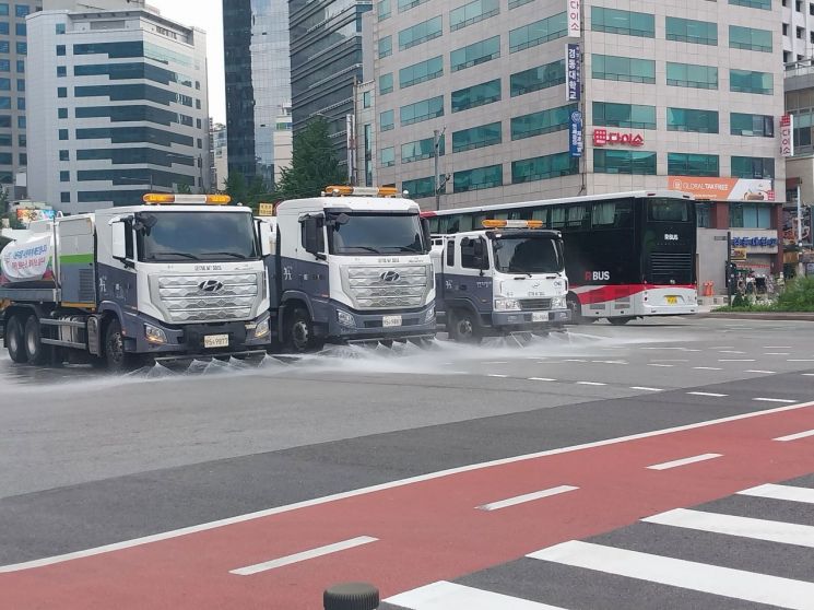 폭염특보가 내려지자 살수차가 가동돼 도로 노면 온도를 낮추고 있다. 중구 제공.