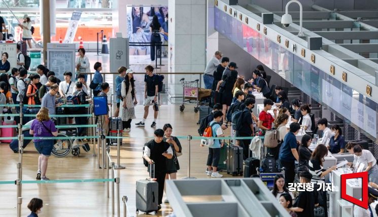 태풍 '암필' 日 접근…16일 도쿄행 항공편 무더기 결항