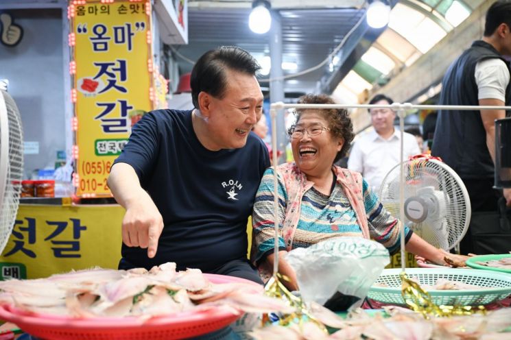 여름휴가 중인 윤석열 대통령이 5일 경남 통영시 통영중앙시장을 찾아 상인들과 이야기를 나누고 있다. [이미지출처=연합뉴스]