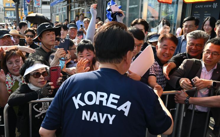 여름휴가 중인 윤석열 대통령이 5일 경남 통영시 통영중앙시장을 찾아 시민들과 인사하고 있다. [이미지출처=연합뉴스]