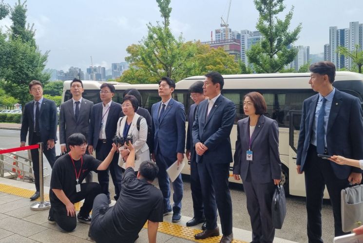 野 과방위, '직무대행 부재중' 방통위 현장 검증…"의도적 비협조"