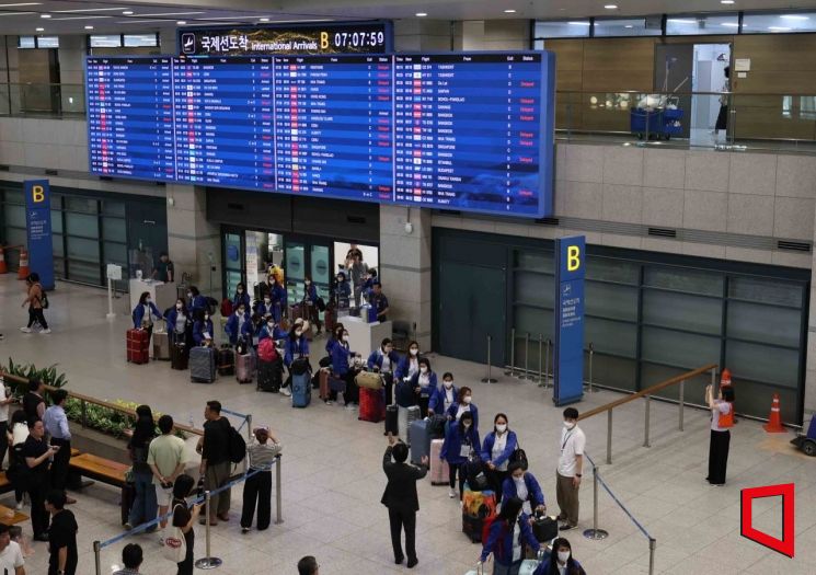 외국인 가사관리사 시범사업에 참여하는 필리핀 가사관리사들이 6일 아침 인천국제공항 제1터미널을 통해 입국한 뒤 버스로 이동하고 있다. 사진=공항사진기자단