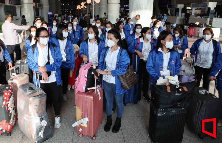 외국인 가사관리사 시범사업에 참여하는 필리핀 가사관리사들이 6일 아침 인천국제공항 제1터미널을 통해 입국한 뒤 버스로 이동하고 있다. 사진=공항사진기자단