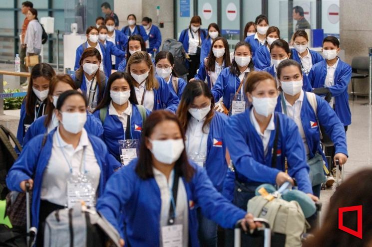 "왜 한국에서 훨씬 더 많이 받을까"… '필리핀 이모' 써본 두 나라도 주목