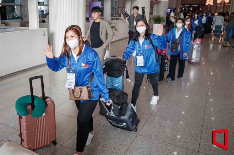 외국인 가사관리사 시범사업에 참여하는 필리핀 노동자들이 6일 인천국제공항을 통해 입국하고 있다. 사진=공항사진기자단