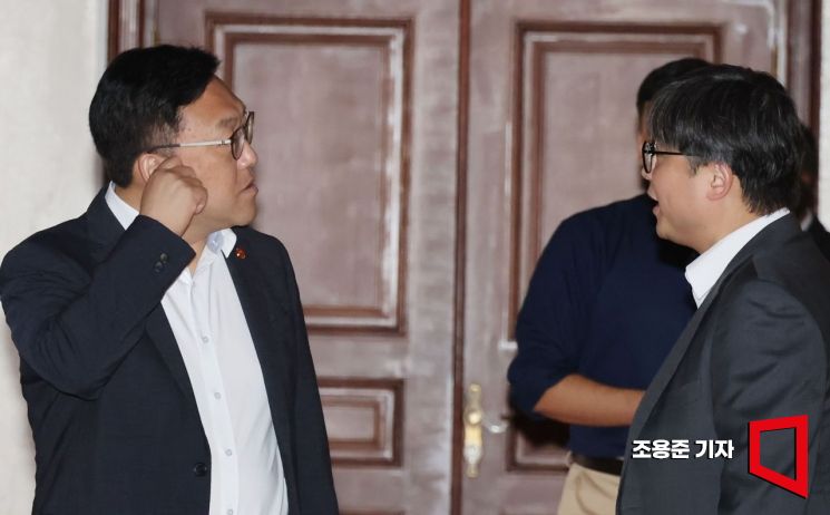 [포토] 대화하는 김병환 금융위원장
