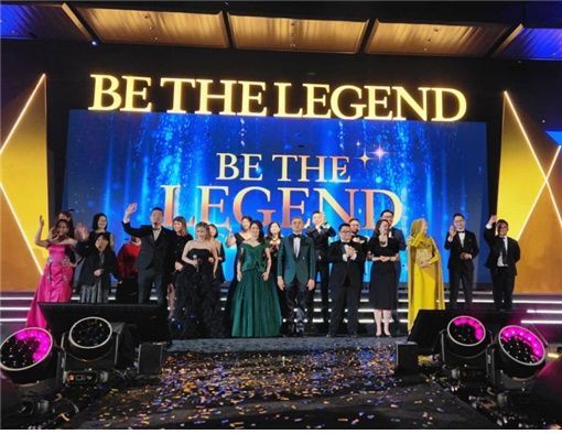 'BE THE LEGEND CONVENTION 2024' BE인터내셔널 호후이첸 부회장, 이수엣센 회장 겸 그룹 대표이사(중앙)을 비롯한 수상자 모습. /사진제공=모아라이프플러스