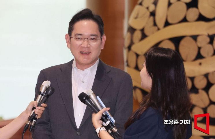 [포토] 기자들 질문에 답하는 이재용 회장