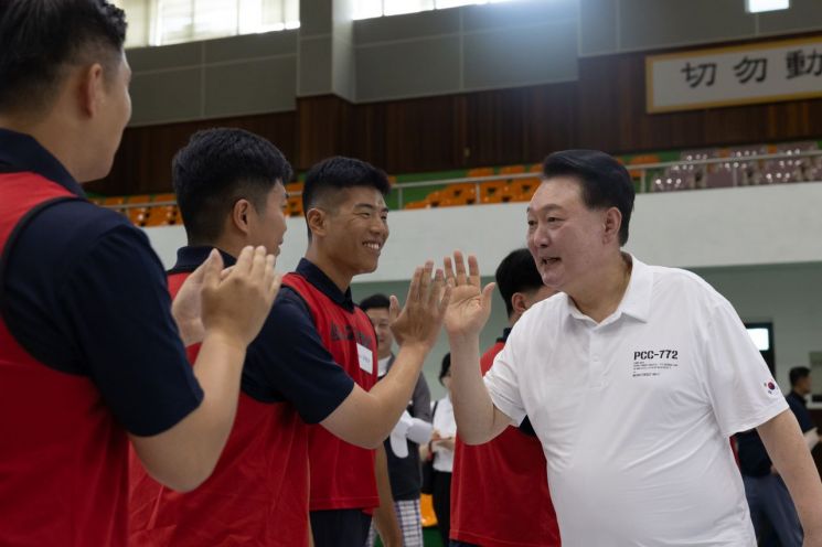 여름휴가를 맞아 경남 진해 해군기지에서 머물고 있는 윤석열 대통령이 7일 오후 진해기지사령부체육관에서 체육활동 중인 장병들을 격려하고 있다. [이미지출처=연합뉴스]