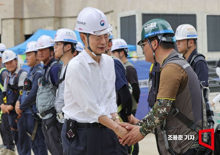 [포토] 건설현장 근로자 격려하는 한덕수 총리