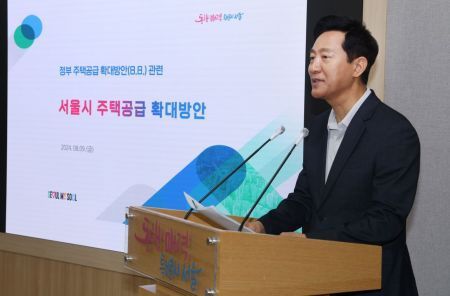 오세훈 서울시장이 8일 발표된 정부 주택공급 확대방안과 관련, 개발제한구역 일부를 해제하고 신혼부부등 미래세대 주택 공급 등 서울시 주택공급 확대방안을 9일 서울시청에서 발표했다. 사진=허영한 기자 younghan@