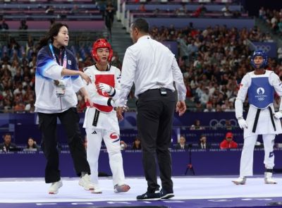 오혜리 코치가 9일(현지시간) 프랑스 파리 그랑팔레에서 열린 2024 파리올림픽 태권도 남자 80kg급 16강전에서 심판에 항의하고 있다. [이미지출처=연합뉴스]