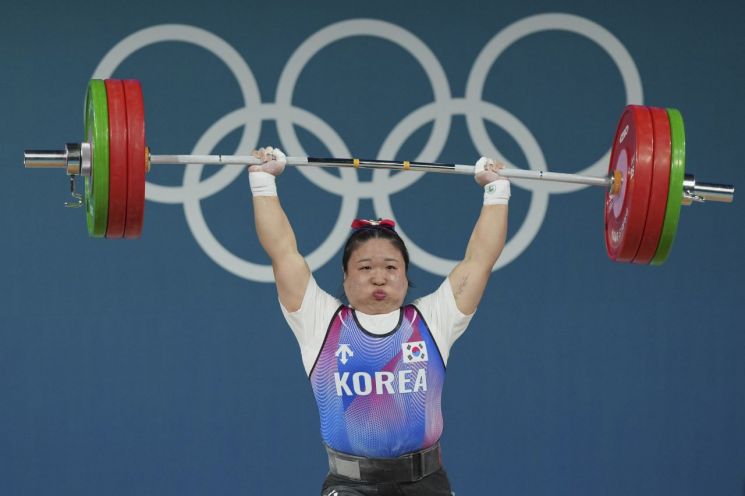 김수현이 11일(한국시간) 프랑스 파리의 사우스 파리 아레나 6에서 열린 2024 파리 올림픽 역도 여자 81㎏급 경기에서 바벨을 들고 있다. [이미지출처=AP연합뉴스]