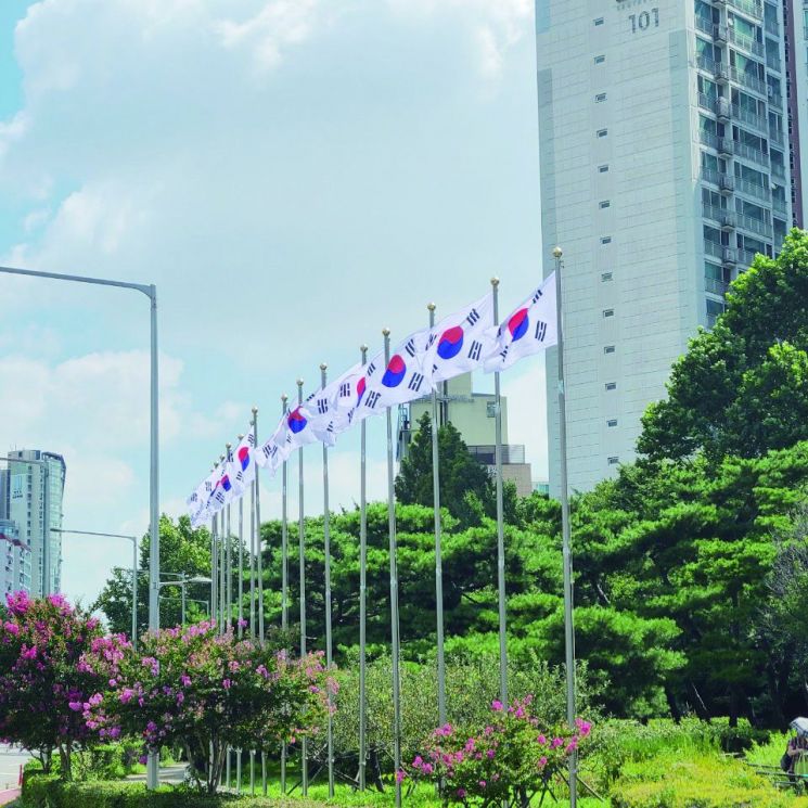 송파구, 광복절 기념 태극기 달기 캠페인 … ‘호국영웅택시’ 퍼레이드도!