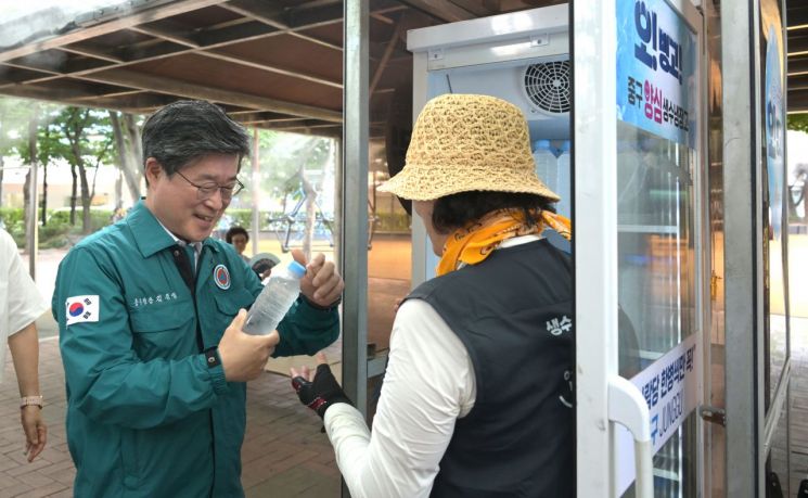 김길성 구청장이 신당마을마당과 다산어린이공원에 설치된 무료 생수냉장고 ‘오!빙고’ 운영 사항을 점검하고 있다. 중구 제공.