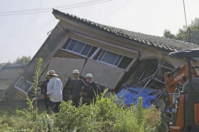 지난 8일(현지시간) 규슈 미야자키현 앞바다에서 발생한 강진으로 무너진 가고시마현 주택. [이미지출처=AP연합뉴스]