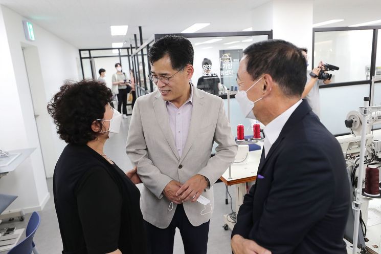 이기재 양천구청장이 가방소공인지원센터에서 주민과 이야기를 나누고 있다. 양천구 제공.