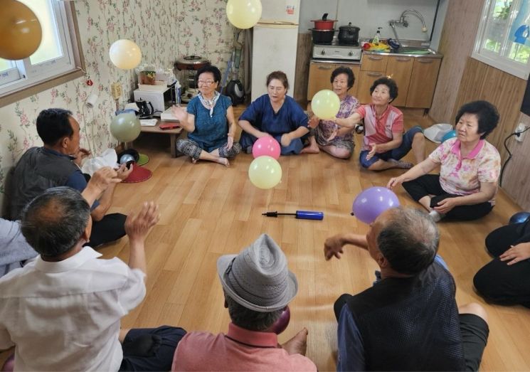 미등록 경로당 이용 어르신들이 여가활동 프로그램을 함께 즐기고 있다.