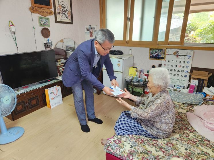 박긍호 병천면장이 12일 고(故) 조쌍동 애국지사의 유족 조중순 씨 자택을 찾았다.