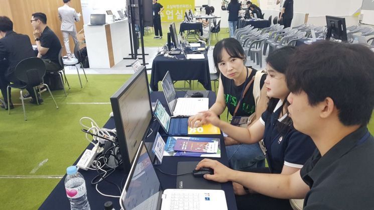 'AI 교과서' 활용하는 교사 키운다…교대·사범대에 49억 투입