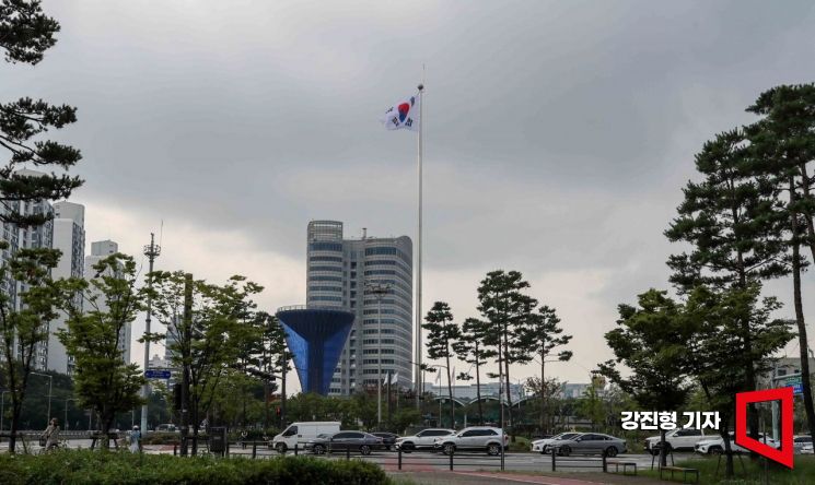 [포토] 송파구, 서울 최고 55미터 대형 태극기 게양
