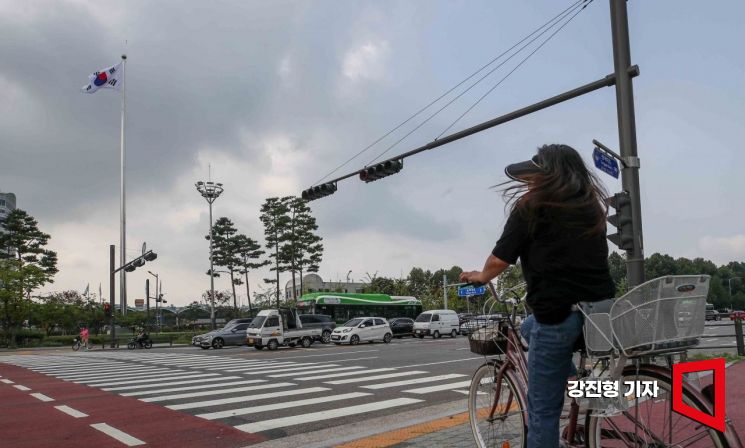 [포토] 송파구, 가락시장 사거리에 대형 태극기 게양