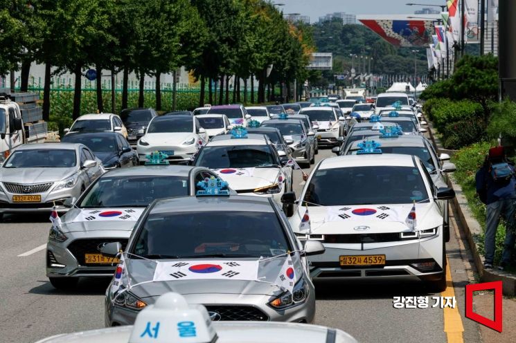 [포토] 올림픽로 달리는 태극기 택시