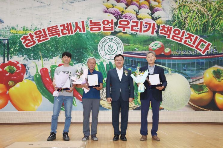 후계농업경영인이 표창을 받은 단체 모습.