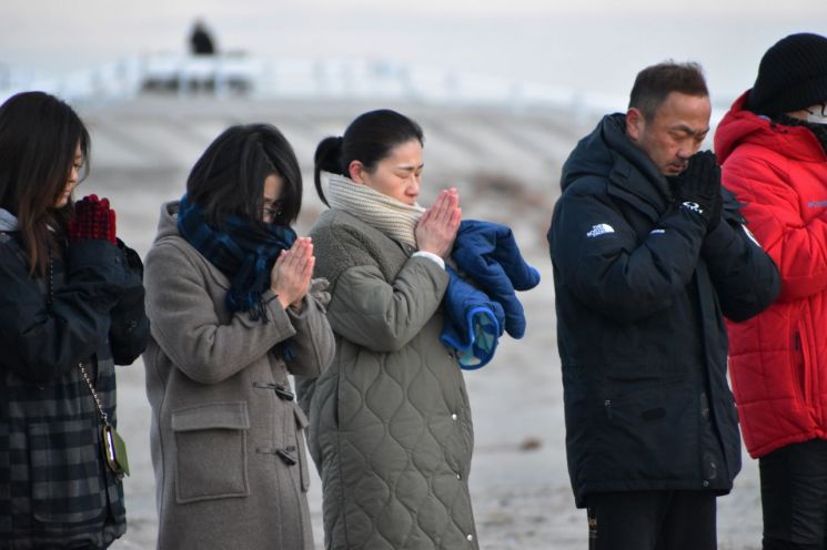 동일본 대지진 발생 13주년인 지난 3월 11일 일본 센다이 주민들이 희생자들을 추모하며 기도하고 있다. (사진출처=연합뉴스)