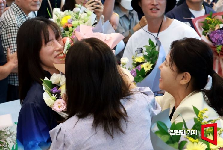 [포토] 꽃다발 세례 받는 임애지
