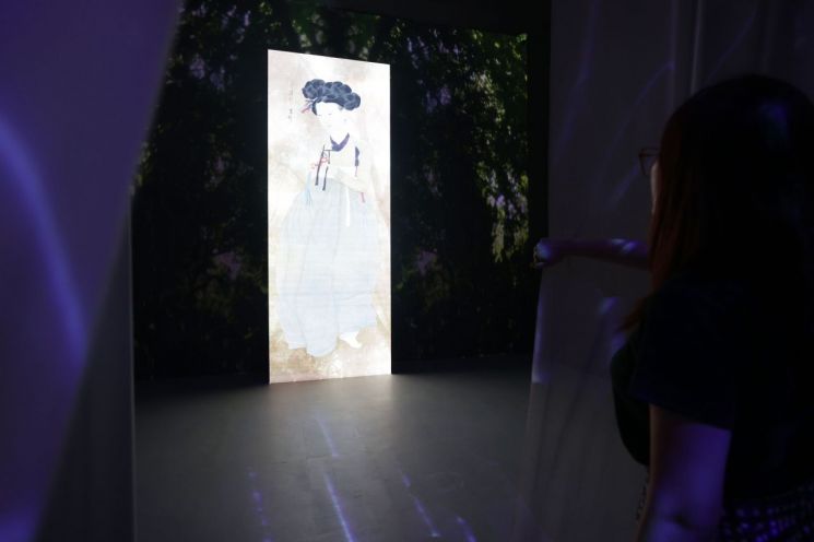 [갤러리 산책]추사 김정희 글씨 속을 걷듯…미디어아트로 구현된 간송 소장품