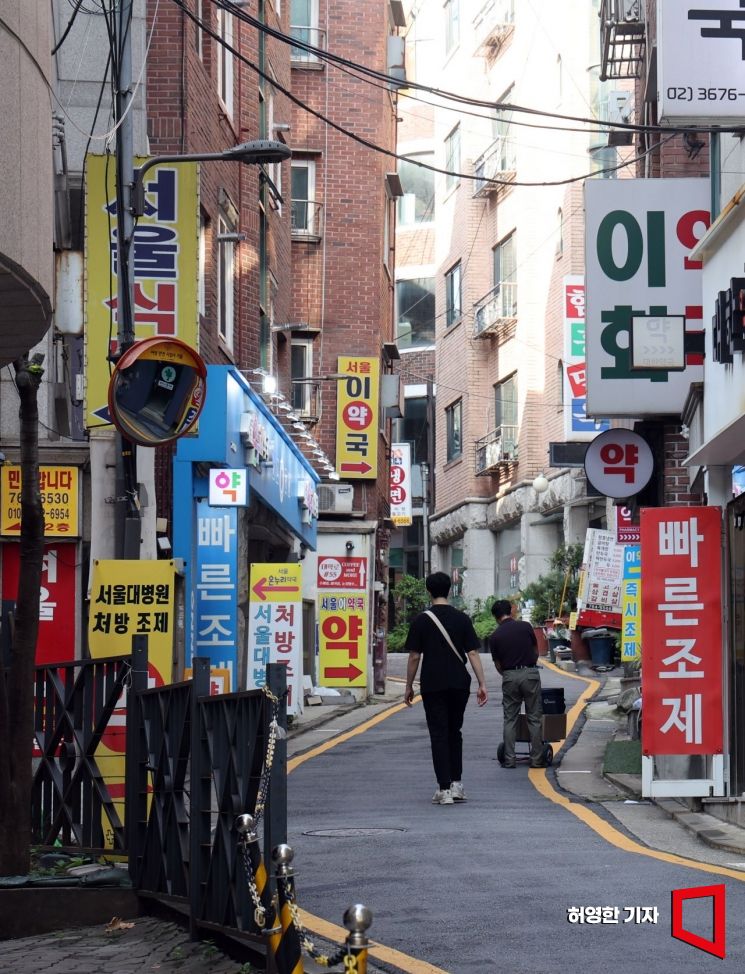 의정갈등의 장기화로 많은 병원들이 경영난을 겪고 있는 가운데 병원 주변 상권 약국과 자영업자들도 어려움을 겪고 있다. 14일 오전 서울 종로구 서울대병원 근처 약국과 식당들이 있는 거리가 한산하다. 사진=허영한 기자 younghan@