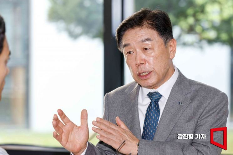 김형석 독립기념관장이 14일 충남 천안 독립기념관 겨레누리관에서 독립기념관장 임명 진상 규명을 위해 자료열람을 위해 방문한 민주당 의원들을 기다리며 취재진에게 입장을 밝히고 있다. 사진=강진형 기자aymsdream@