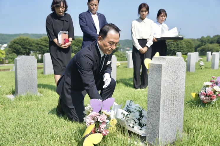 박상돈 시장이 국립 망향의동산을 방문해 추모비와 고(故) 김학순·김복동 할머니 묘에 헌화하고 고인들의 넋을 기렸다.