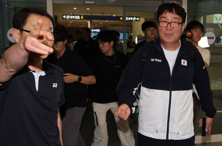 7일 김택규 대한배드민턴협회장이 인천공항 입국장을 나오고 있다. 파리올림픽에 동행한 김 회장은 선수단보다 먼저 돌아왔다. [사진출처=연합뉴스]