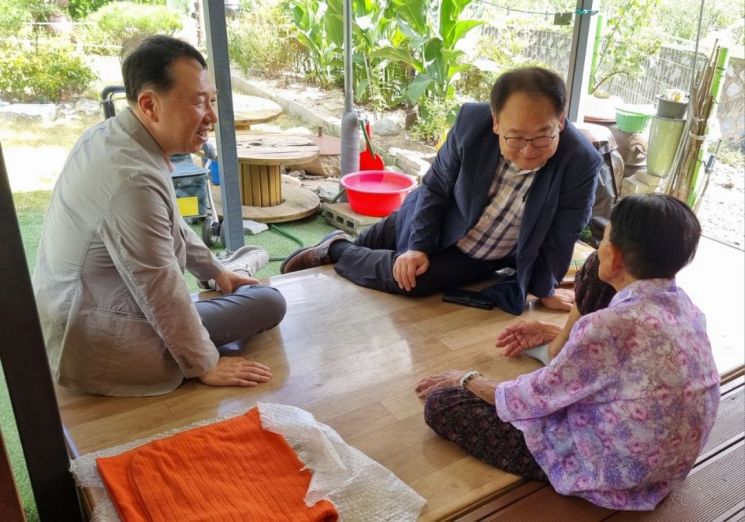 포항시는 14일 국가기념일인 ‘일본군 위안부 피해자 기림의 날’을 맞아 경북도 내 유일한 생존자인 97세 박 모 어르신을 방문했다.