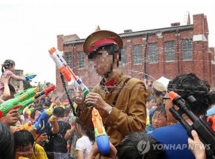 지난해 열린 서대문 독립축제에서 어린이들이 일본 순사에게 물총을 쏘고 있다.[사진출처=연합뉴스]