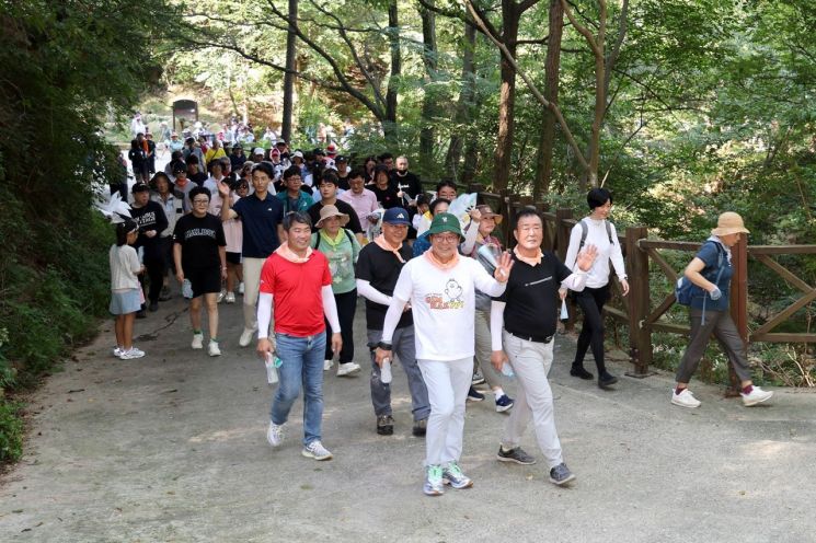 걸음마다 새기는 광복 의미 … 김해시, 광복절 기념 숲속 둘레길 걷기