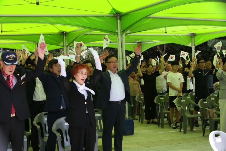 홍남표 경남 창원특례시장이 제79주년 광복절 기념 창원대종 타종식 참석자들과 함께 대한독립만세를 외치고 있다. [사진=이세령 기자]