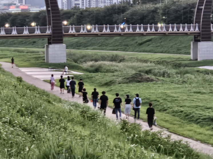 ‘같이 걸어유’… 양산시 청년센터, 청년 멘토·멘티 함께 마음 챙김 플로깅