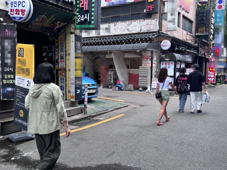 서울 관악구 신림역 인근 흉기살인이 난 골목길을 사람들이 지나가고 있다. [사진=염다연 기자]