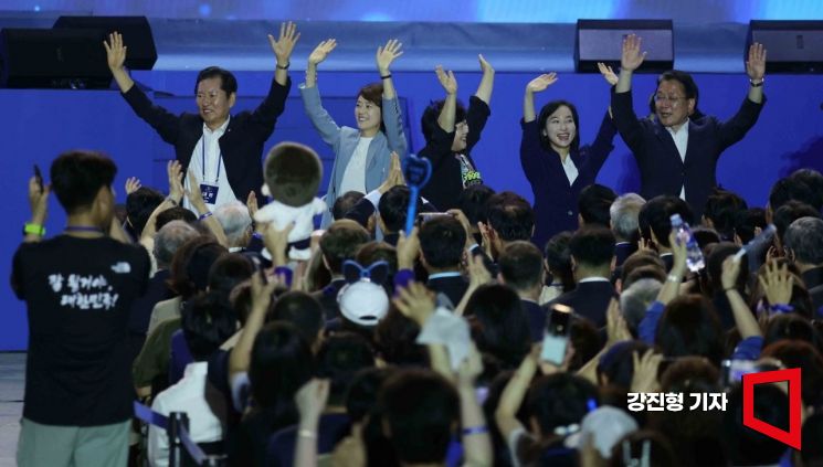 [현장] 민주당 '티셔츠' 사러 300미터 행렬…전당대회 열기 '후끈'  