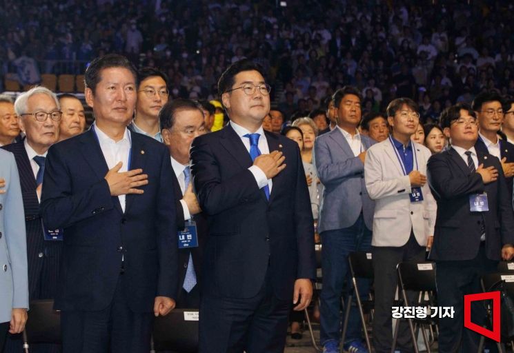 [포토] 국민의례하는 민주당 지도부