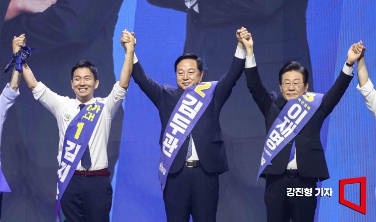 [포토] 손 맞잡은 김지수-김두관-이재명 후보