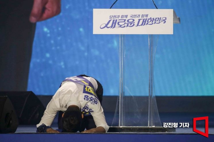 [포토] 큰절하는 김지수 후보