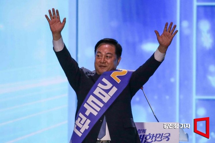 [포토] 당원들에게 손 흔드는 김두관 후보