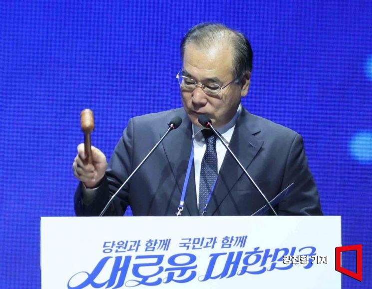 [포토] 의사봉 두드리는 이개호 민주당 선거관리위원장
